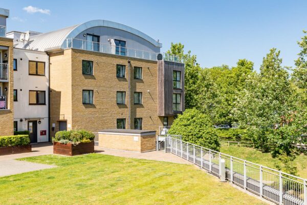 Smeaton Court, Hertford