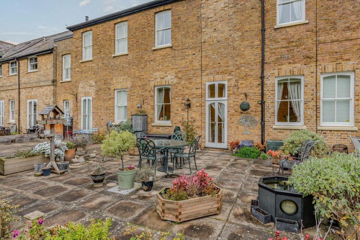 Courtyard Mews, Chapmore End, Ware