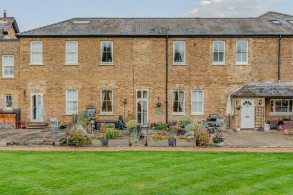 Courtyard Mews, Chapmore End, Ware