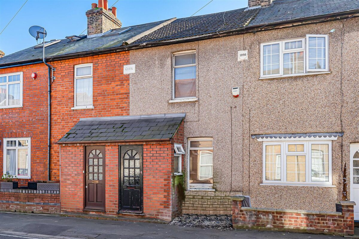 Cadmore Lane, Cheshunt, EN8