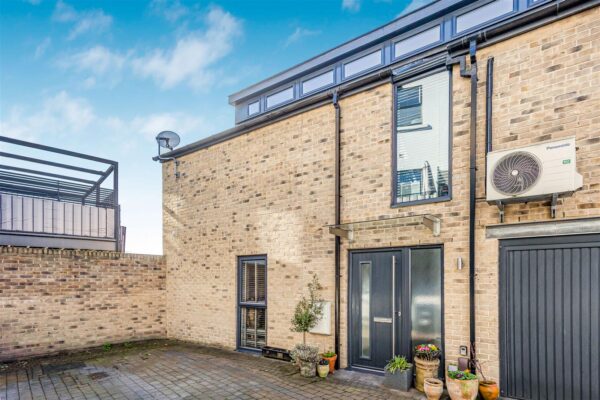 North Road, Hertford, SG14
