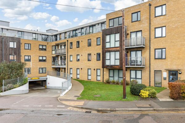 Smeaton Court, Hertford, SG13