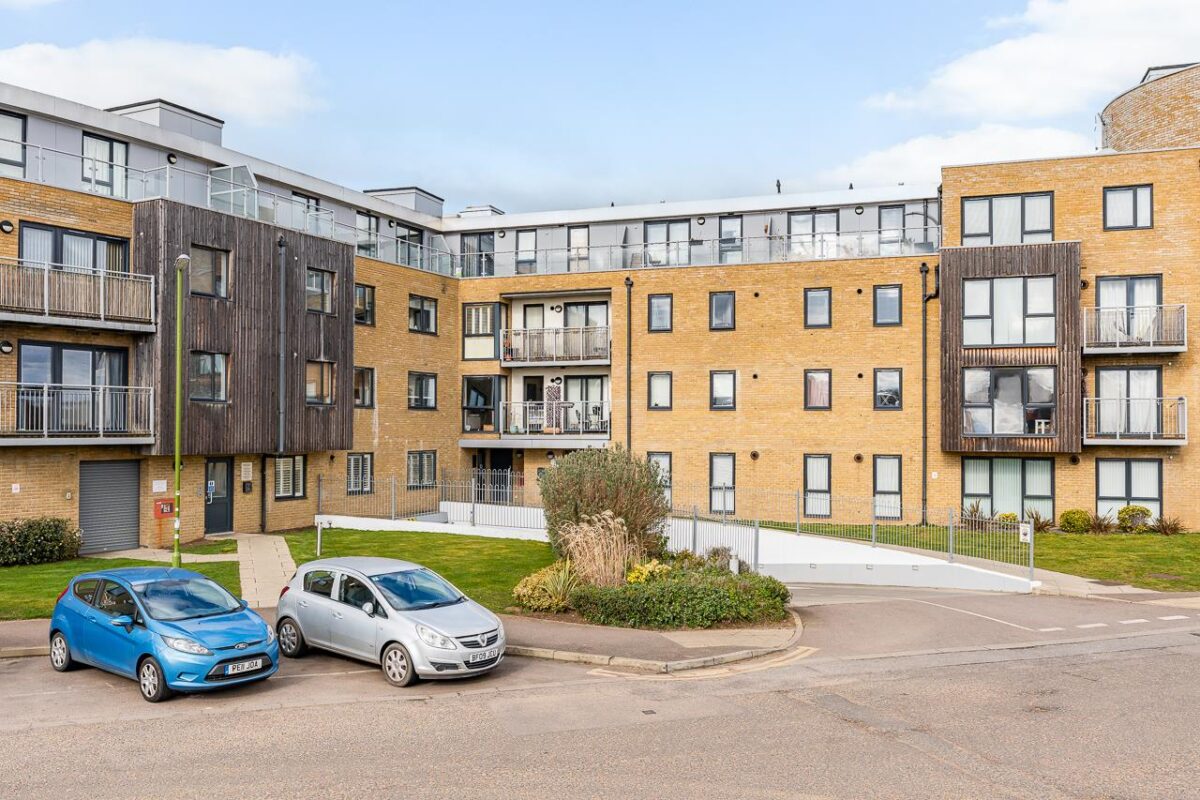 Smeaton Court, Hertford, SG13