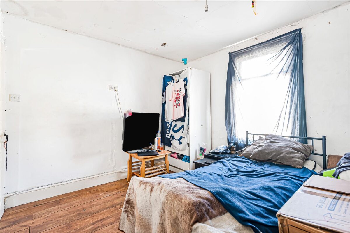 Cadmore Lane, Cheshunt, EN8