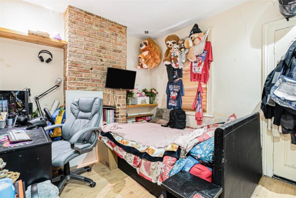 Cadmore Lane, Cheshunt, EN8
