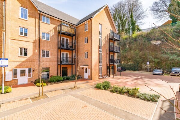 Arnold Close, Hertford, SG13