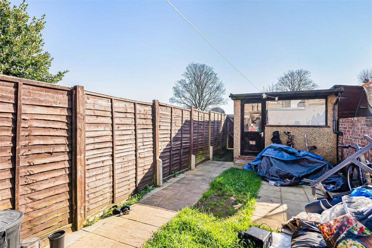 Cadmore Lane, Cheshunt, EN8
