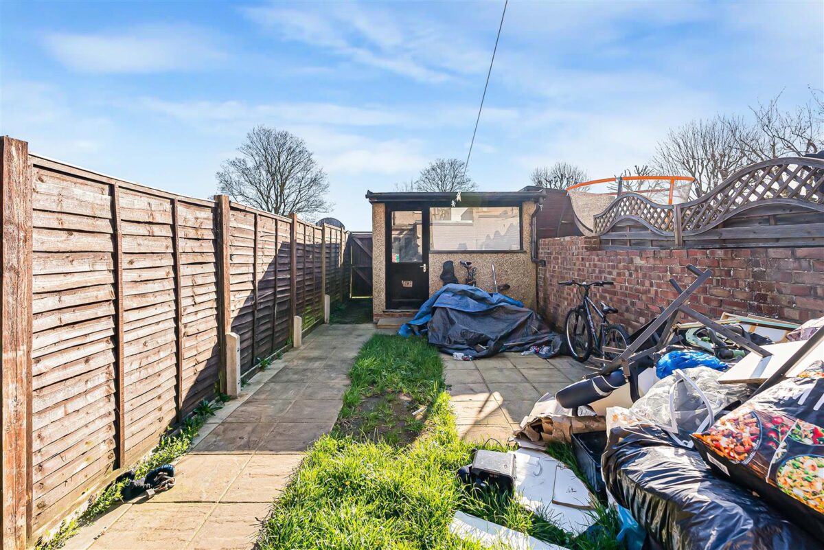 Cadmore Lane, Cheshunt, EN8