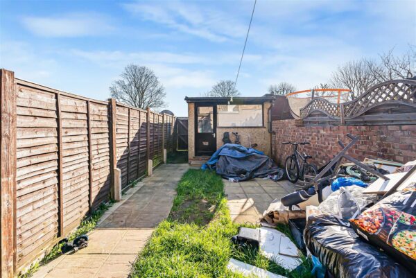 Cadmore Lane, Cheshunt, EN8