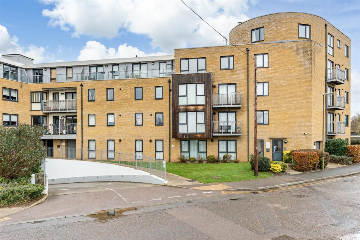 Smeaton Court, Hertford, SG13