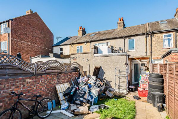 Cadmore Lane, Cheshunt, EN8