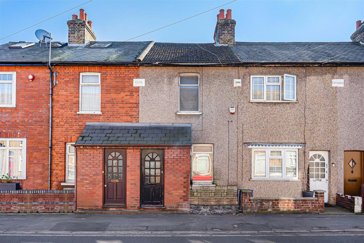 Cadmore Lane, Cheshunt, EN8
