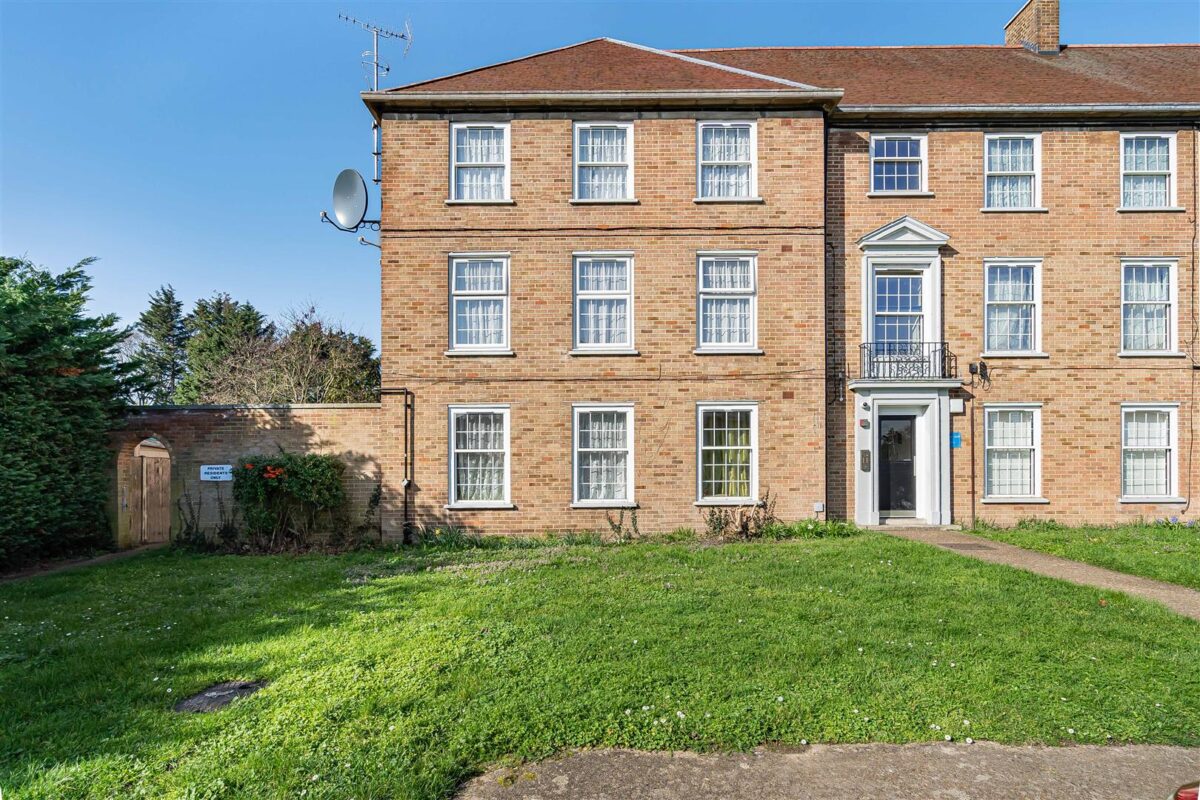 Manor Court, Enfield, EN1