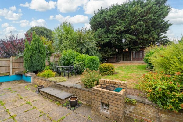 Thele Avenue, Stanstead Abbotts, SG12