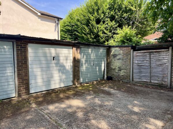 Garage, London Road, Hertford Heath, SG13 7RJ