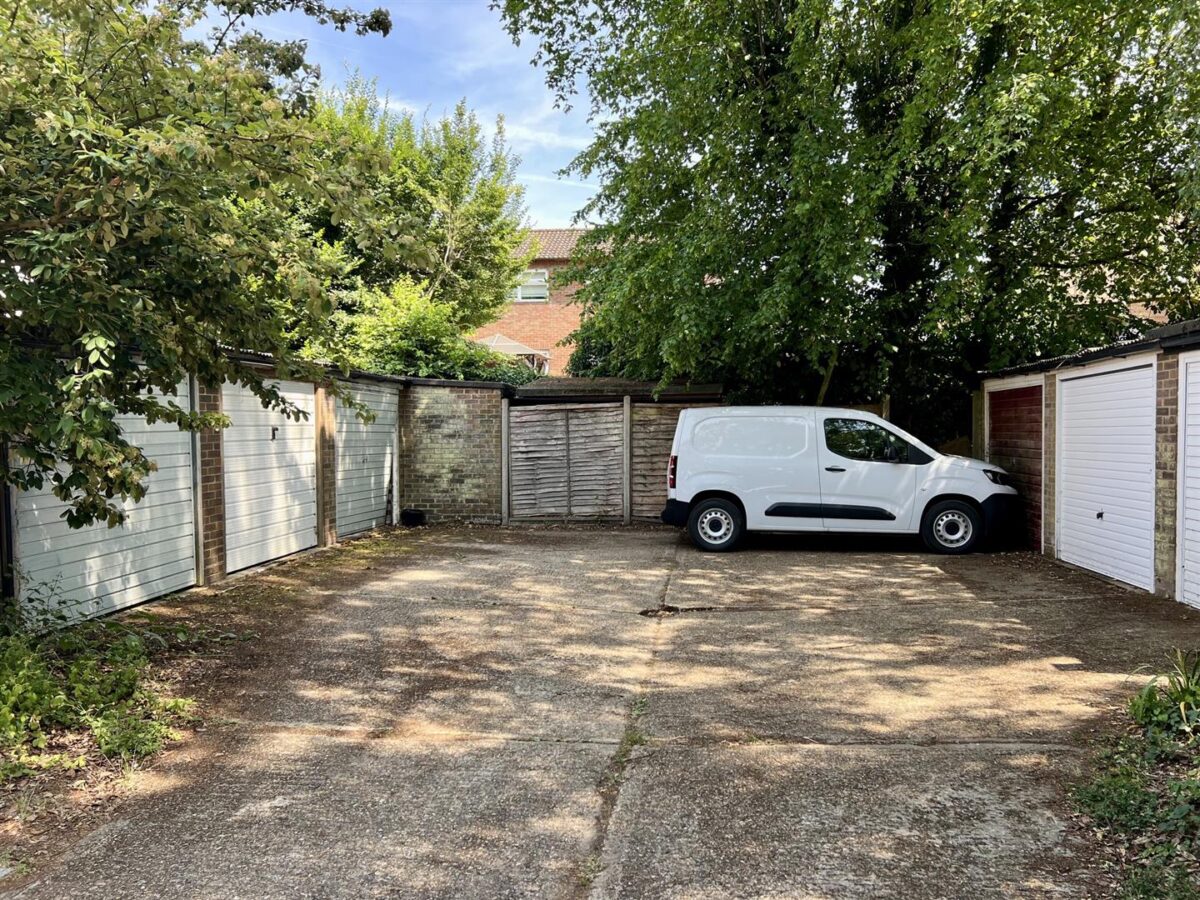 Garage, London Road, Hertford Heath, SG13 7RJ